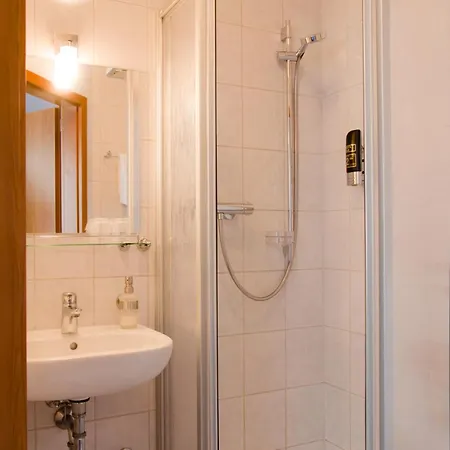 فندق Gaestehaus Zur Kurve زيمدورف
