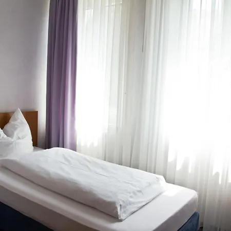 فندق Gaestehaus Zur Kurve