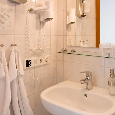 فندق Gaestehaus Zur Kurve زيمدورف
