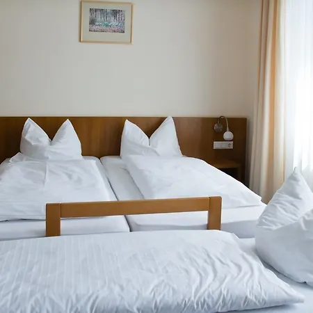 Gaestehaus Zur Kurve 2*