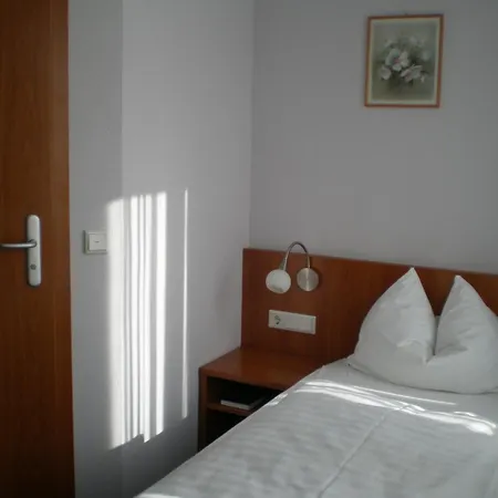 מלון Gaestehaus Zur Kurve 2*